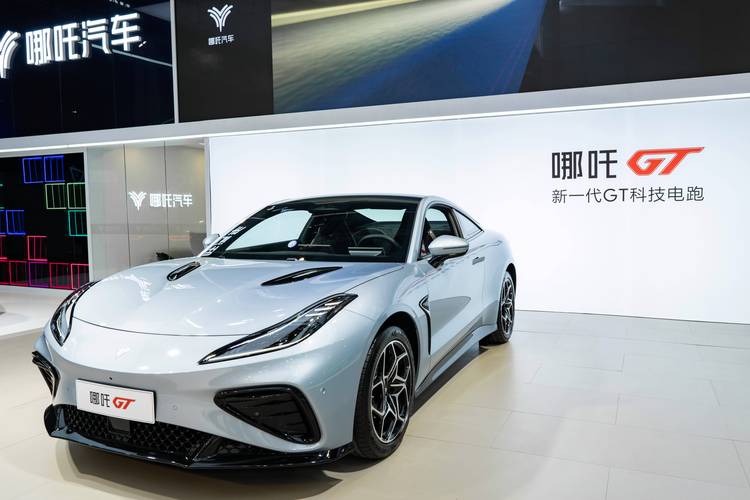 东莞240哪吒汽车在智能汽车领域的表现，领途汽车在新能源汽车市场中的影响力